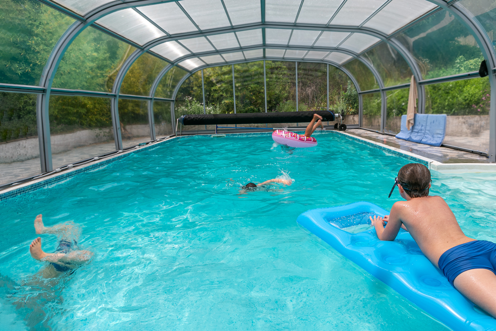 Que faire avant de couvrir votre piscine avec un abri